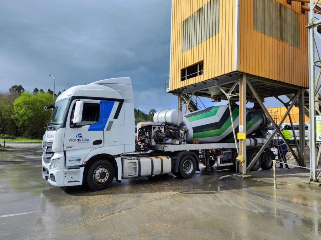 Hormigonera cargando.