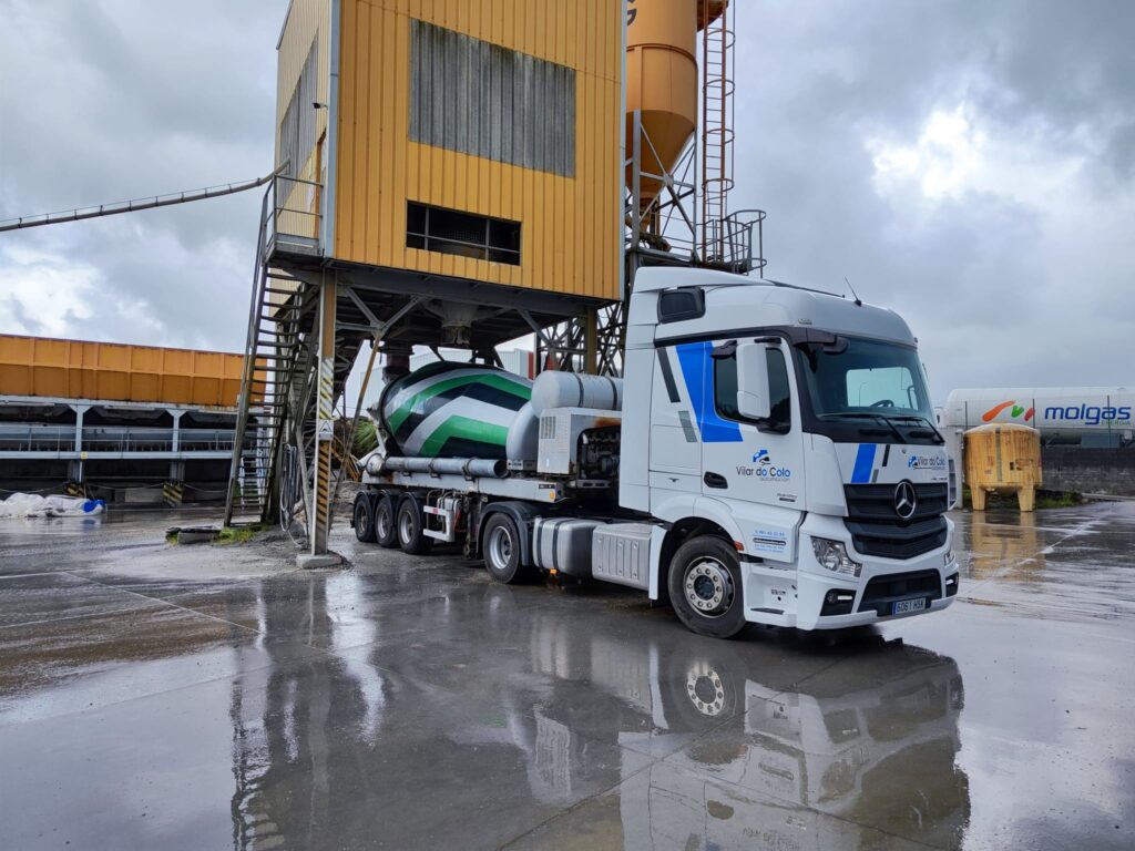 Hormigonera cargando.